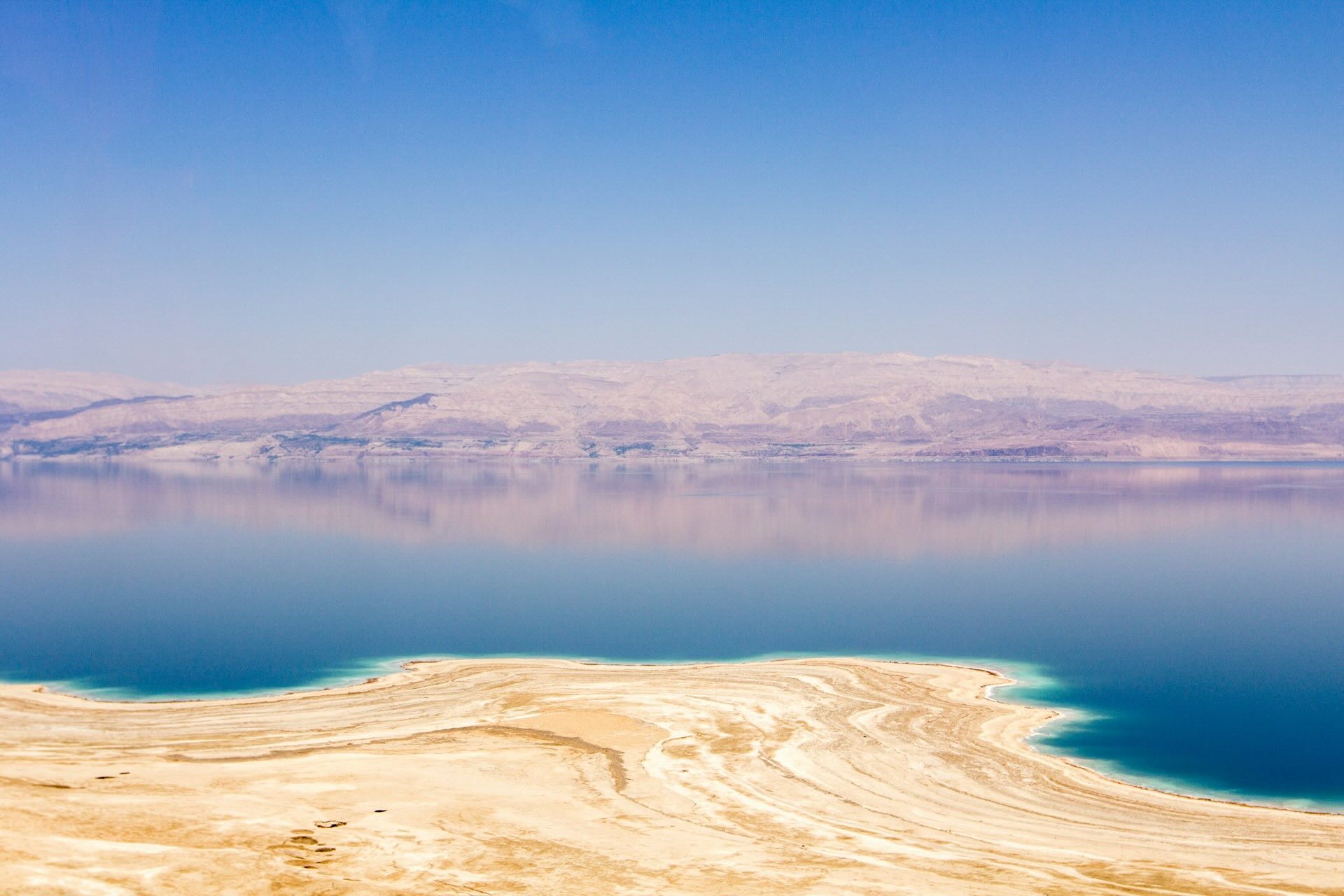 8 Unusual Lakes Around the World